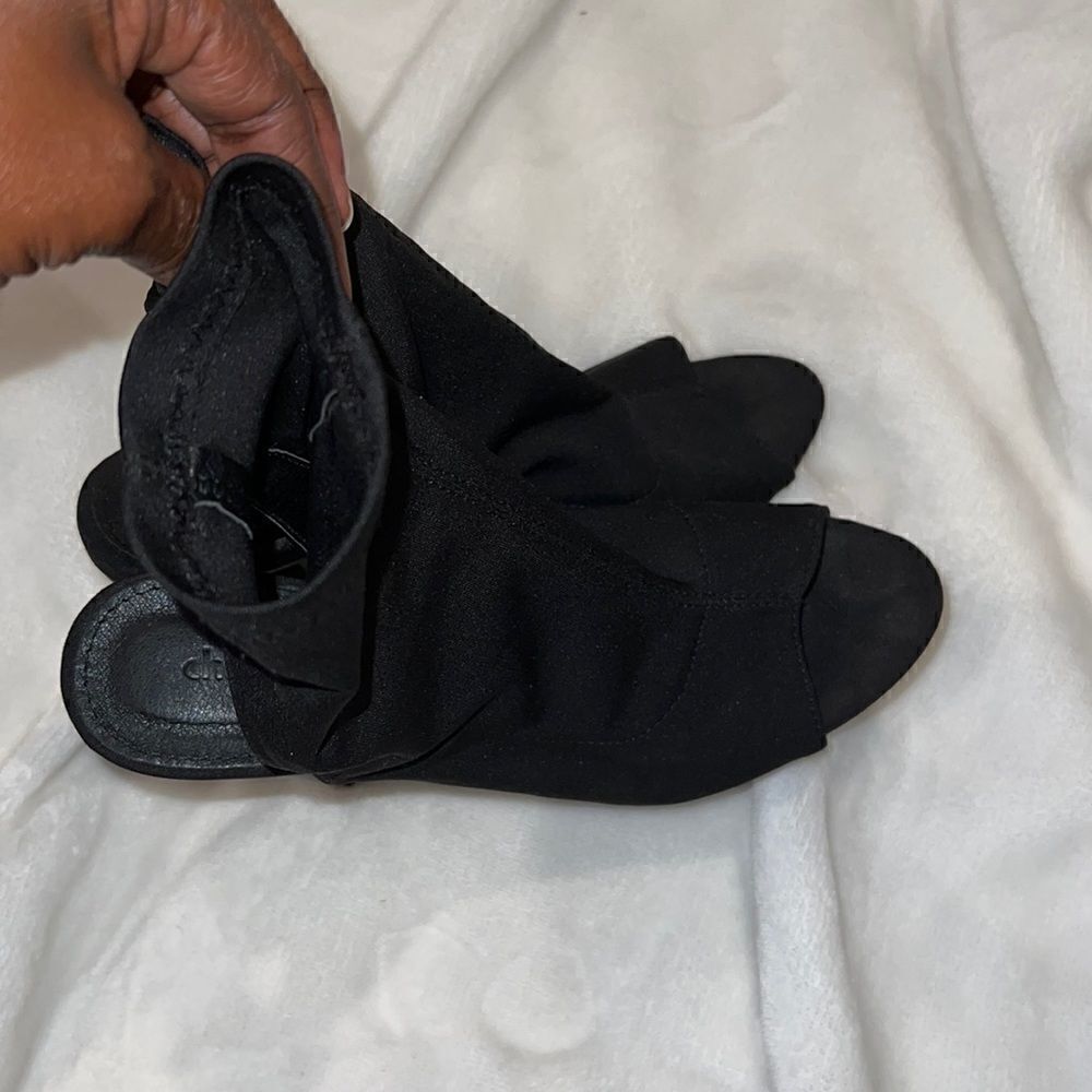 Heel out toe out heeled sandals